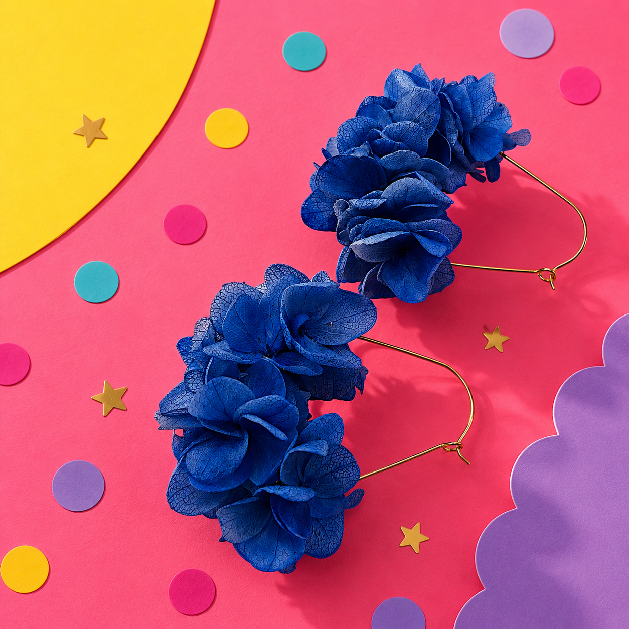 Boucles d'oreilles creoles goutte mariage en laiton dore et hortensia stabilise bleu roi