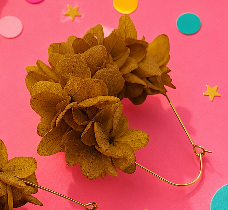 Boucles d'oreilles creoles goutte mariage en laiton dore et hortensia stabilise jaune moutarde