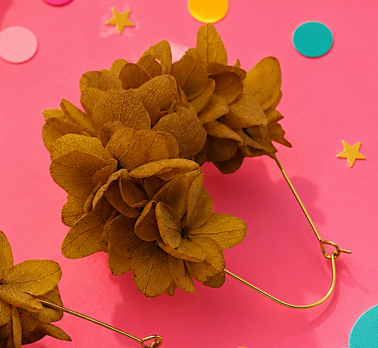 Boucles d'oreilles creoles goutte mariage en laiton dore et hortensia stabilise jaune moutarde