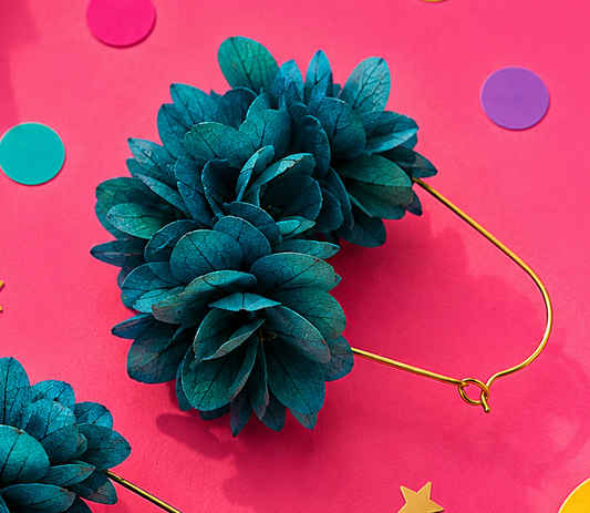 Boucles d'oreilles creoles goutte mariage en laiton dore et hortensia stabilise bleu canard