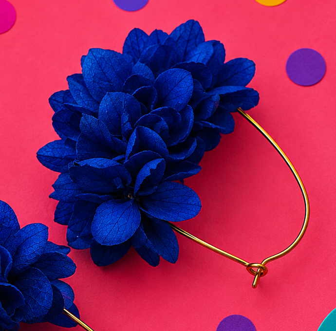 Boucles d'oreilles creoles goutte mariage en laiton dore et hortensia stabilise bleu intense