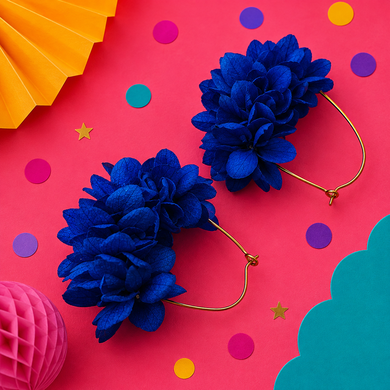 Boucles d'oreilles creoles goutte mariage en laiton dore et hortensia stabilise bleu intense