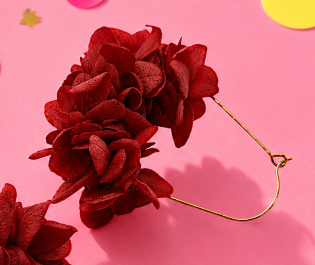 Boucles d'oreilles creoles goutte mariage en laiton dore et hortensia stabilise rouge passion