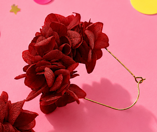 Boucles d'oreilles creoles goutte mariage en laiton dore et hortensia stabilise rouge passion