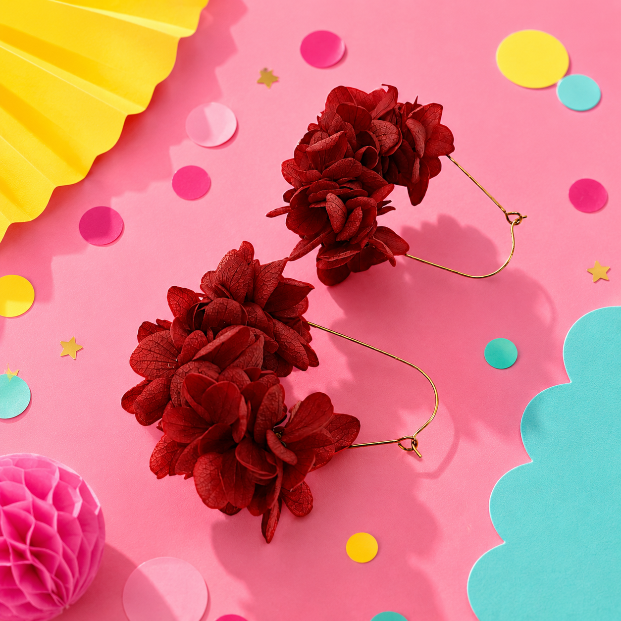 Boucles d'oreilles creoles goutte mariage en laiton dore et hortensia stabilise rouge passion