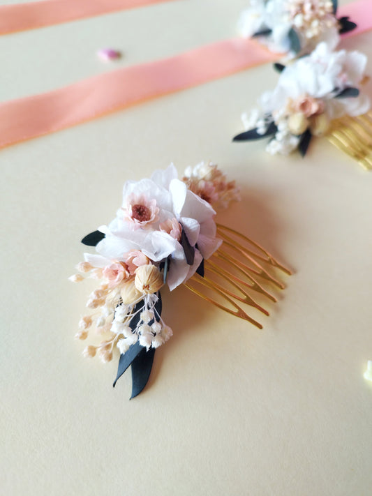 "Sarah"Peigne floral fleurs séchées mariage – Élégance en Blanc, Rose Pastel et Eucalyptus Vert Foncé 🌿