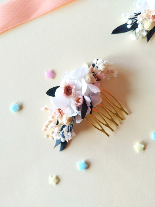 "Sarah"Peigne floral fleurs séchées mariage – Élégance en Blanc, Rose Pastel et Eucalyptus Vert Foncé 🌿