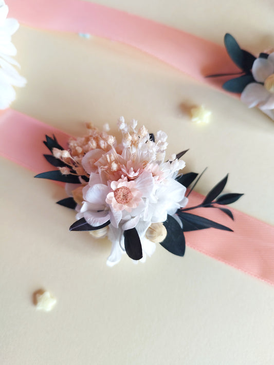 "Sarah" Bracelet Ruban fleurs séchées mariage– Rose Pastel et Eucalyptus Vert Foncé 🌿