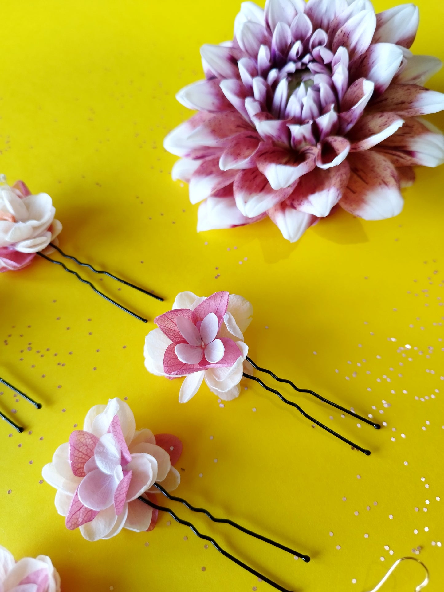"Lorelei " Pique à Chignon fleurs séchées mariage nuance hortensia rose et blanc