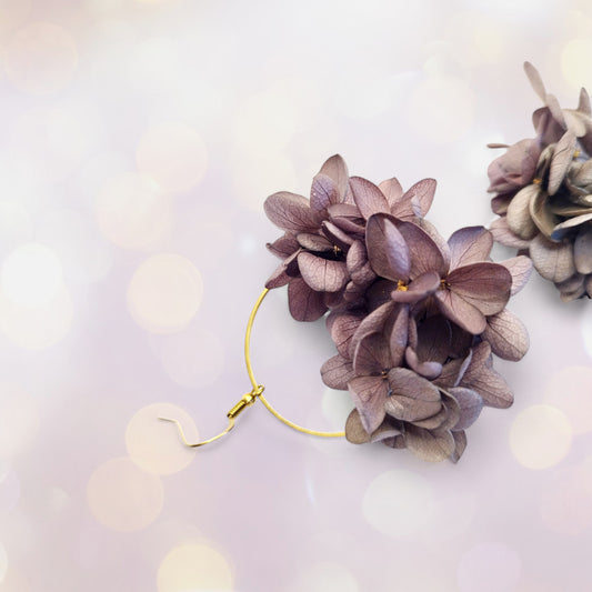 Boucles d'oreilles fleurs séchées mariage hortensia marron