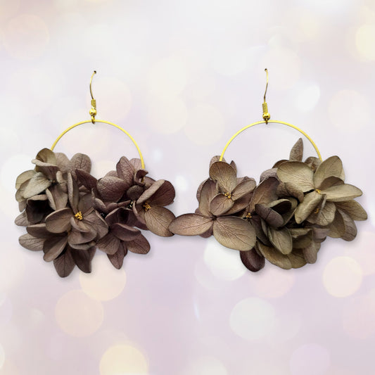Boucles d'oreilles fleurs séchées mariage hortensia marron