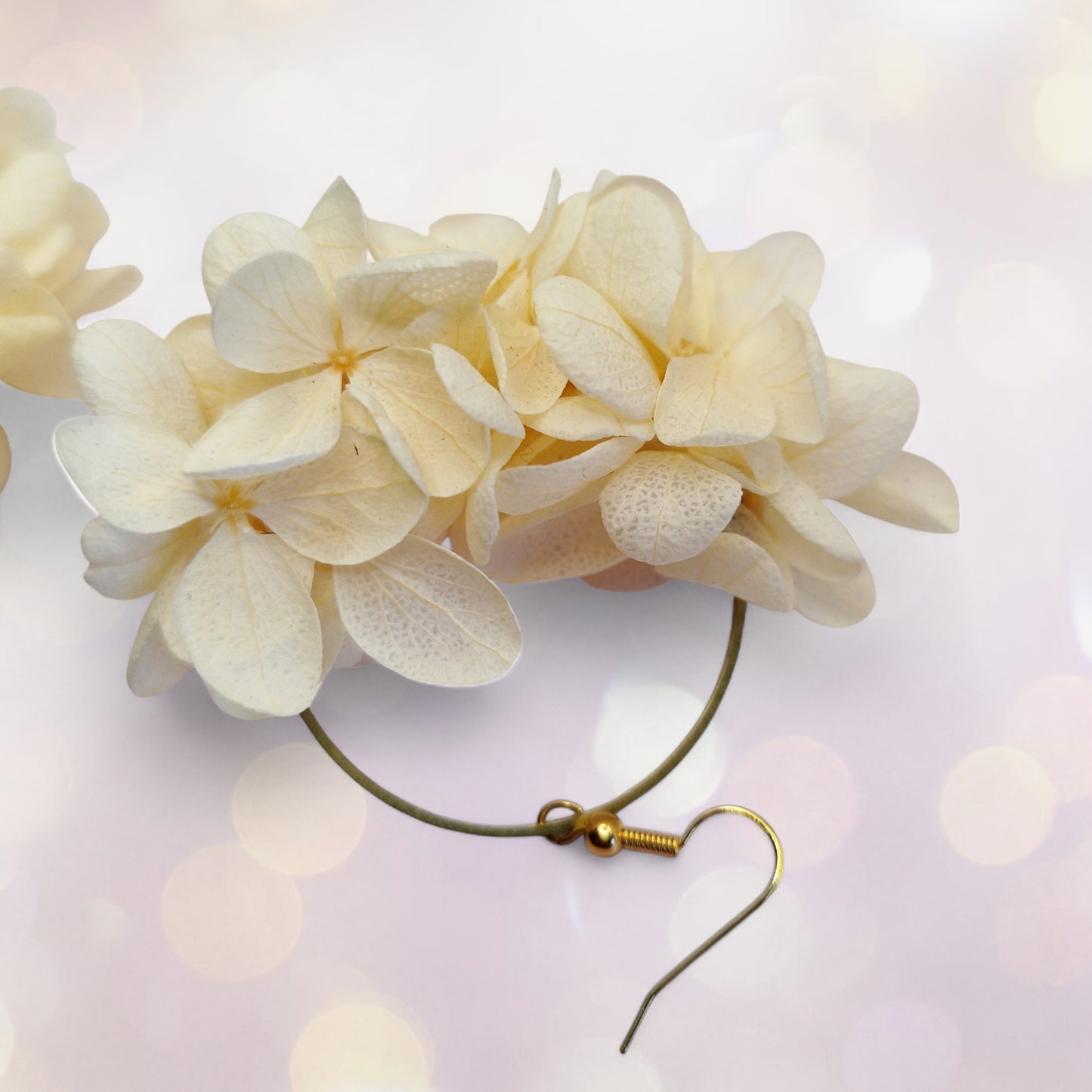Boucles d'oreilles fleurs séchées mariage hortensia crème