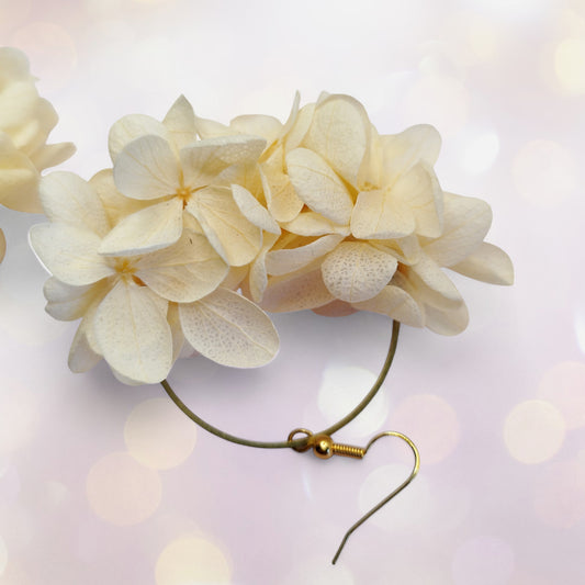 Fleurs sans chichi 🌸Boucles oreilles fleurs séchées_ blanc crème