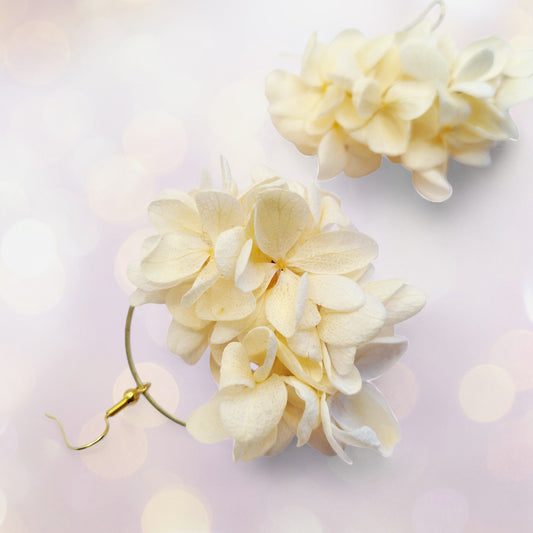 Fleurs sans chichi 🌸Boucles oreilles fleurs séchées_ blanc crème