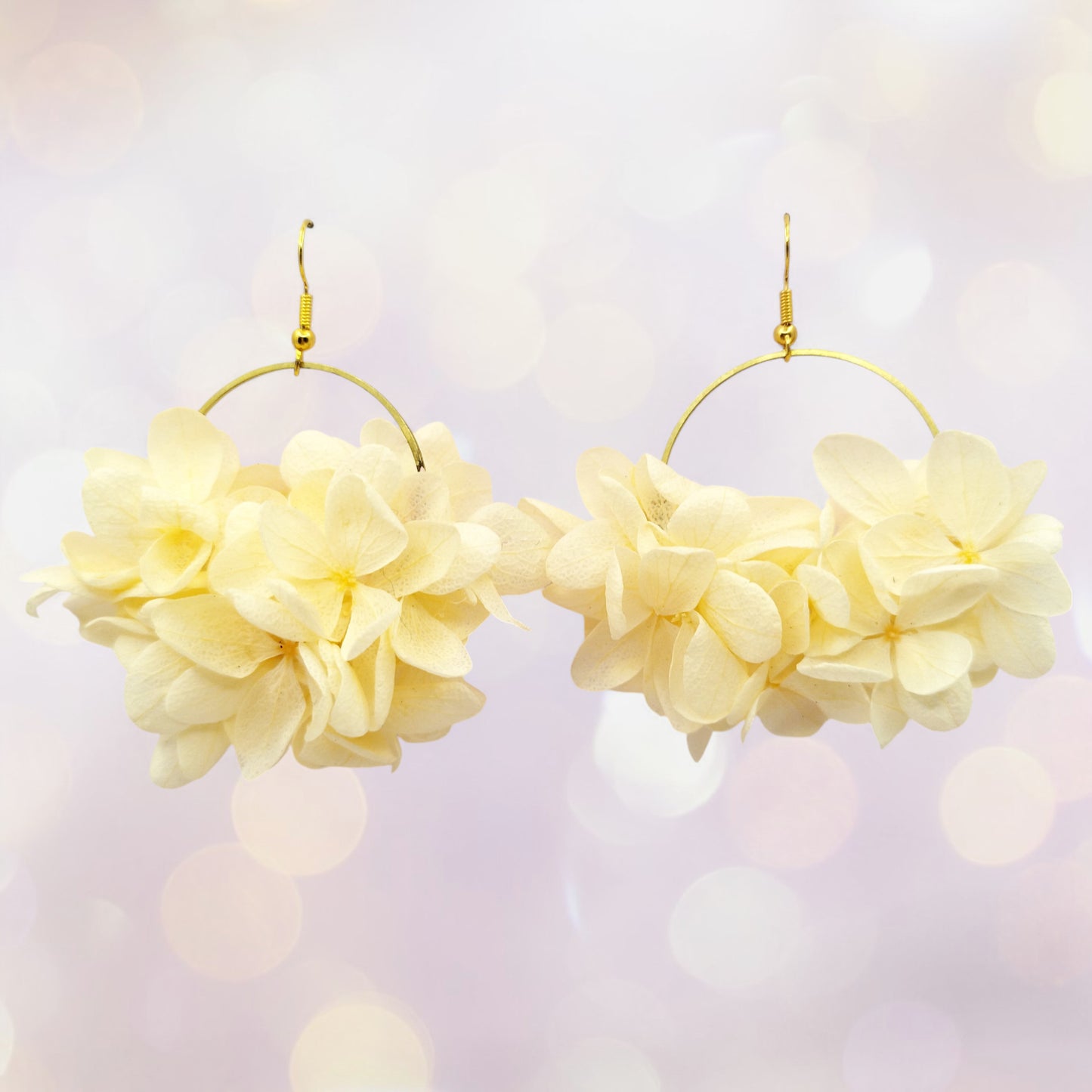 Boucles d'oreilles fleurs séchées mariage hortensia crème