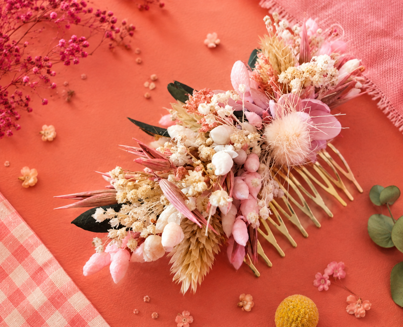 Peigne de mariage en laiton dore avec fleurs sechees et stabilisees teintes peche et rose