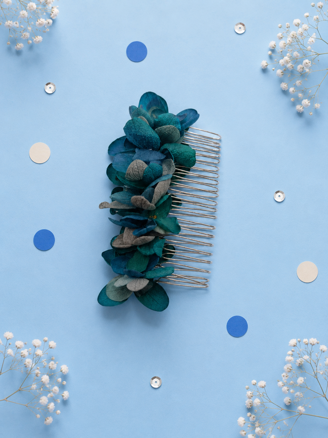 Peigne de mariage argente avec fleurs d hortensia stabilise aux teintes bleu canard et gris