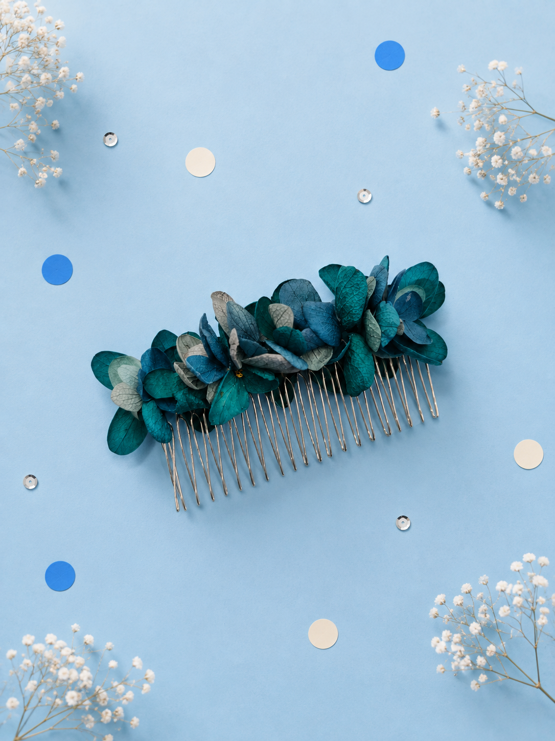 Peigne de mariage argente avec fleurs d hortensia stabilise aux teintes bleu canard et gris