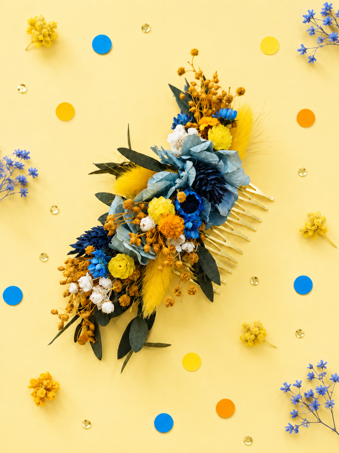 Peigne de mariage dore avec fleurs sechees et stabilisees aux teintes bleu roi bleu ciel jaune et blanc