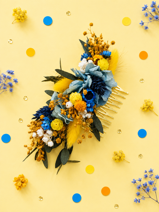 Peigne de mariage dore avec fleurs sechees et stabilisees aux teintes bleu roi bleu ciel jaune et blanc
