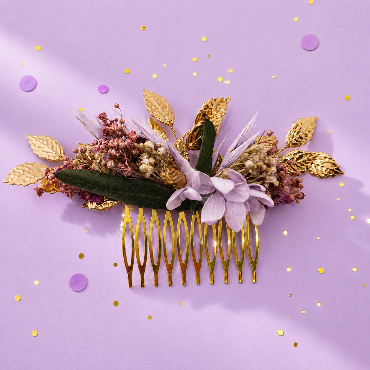Peigne de mariage dore avec fleurs sechees et stabilisees aux teintes lilas violet feuillage vert et feuilles dorees