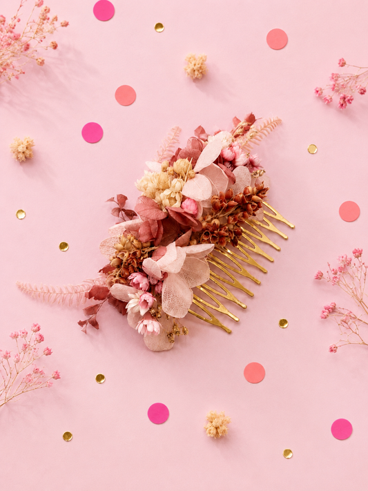 Peigne de mariage dore avec fleurs sechees et stabilisees aux teintes rose poudre vieux rose et terracotta