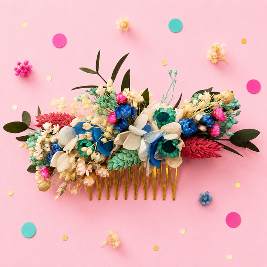 Peigne de mariage dore avec fleurs sechees et stabilisees aux teintes fuchsia bleu turquoise vert mint et touches champetres