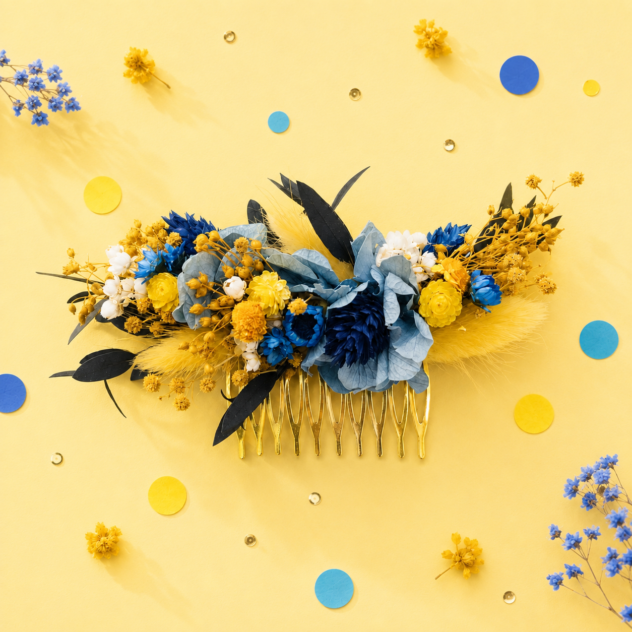 Peigne de mariage dore avec fleurs sechees et stabilisees aux teintes bleu roi bleu ciel jaune et blanc