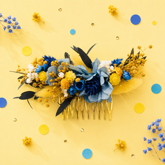 Peigne de mariage dore avec fleurs sechees et stabilisees aux teintes bleu roi bleu ciel jaune et blanc