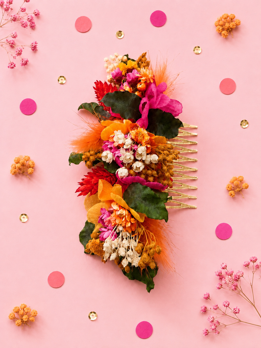 Peigne de mariage dore avec fleurs sechees et stabilisees aux teintes fuchsia orange jaune moutarde et rouge