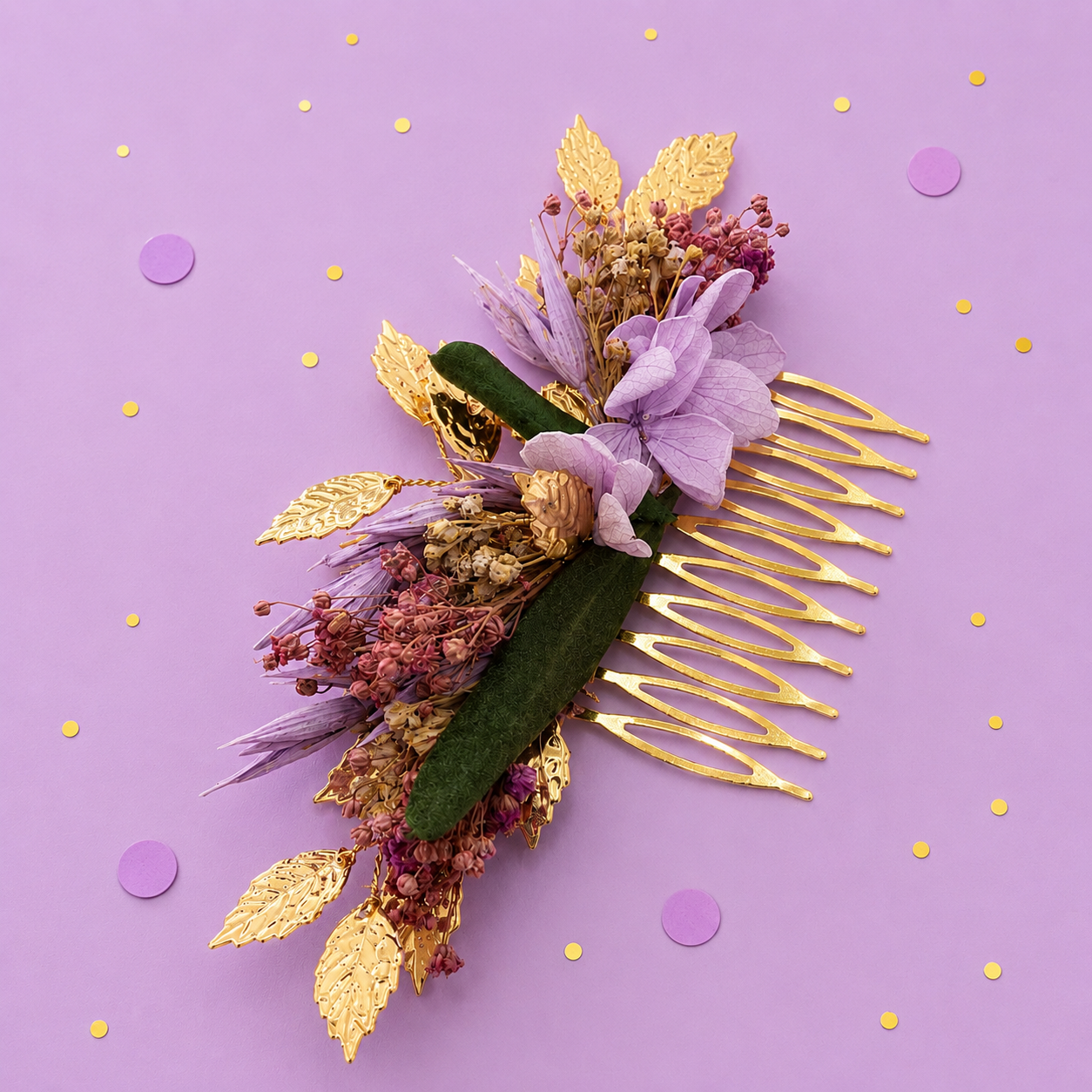 Peigne de mariage dore avec fleurs sechees et stabilisees aux teintes lilas violet feuillage vert et feuilles dorees