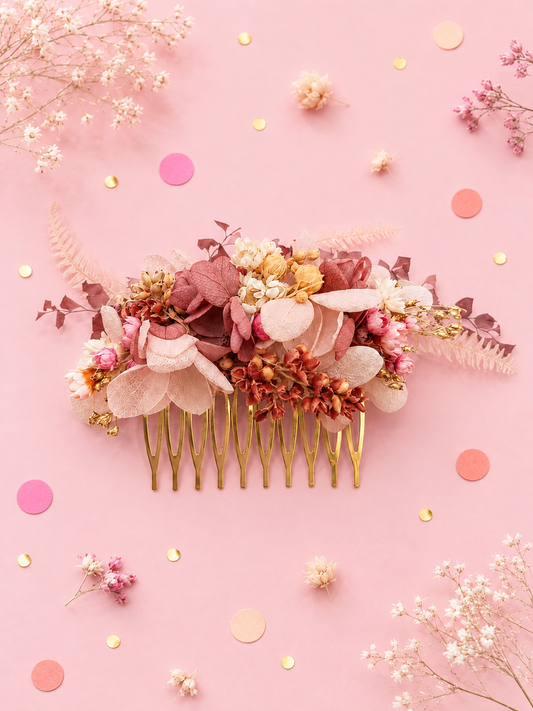 Peigne de mariage dore avec fleurs sechees et stabilisees aux teintes rose poudre vieux rose et terracotta