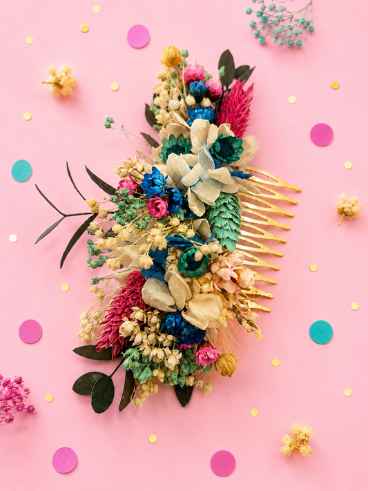 Peigne de mariage dore avec fleurs sechees et stabilisees aux teintes fuchsia bleu turquoise vert mint et touches champetres