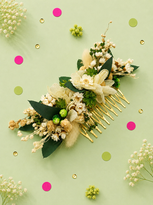 Peigne de mariage dore avec fleurs sechees et stabilisees aux teintes blanc ivoire creme et feuillage vert