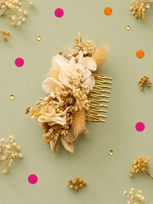 Peigne de mariage dore avec fleurs sechees et stabilisees aux teintes blanc pur ivoire et champagne