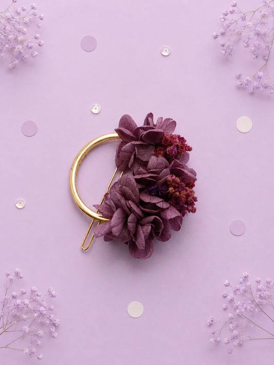 Barrette circulaire doree avec fleurs stabilisees aux teintes violet et prune pour mariage