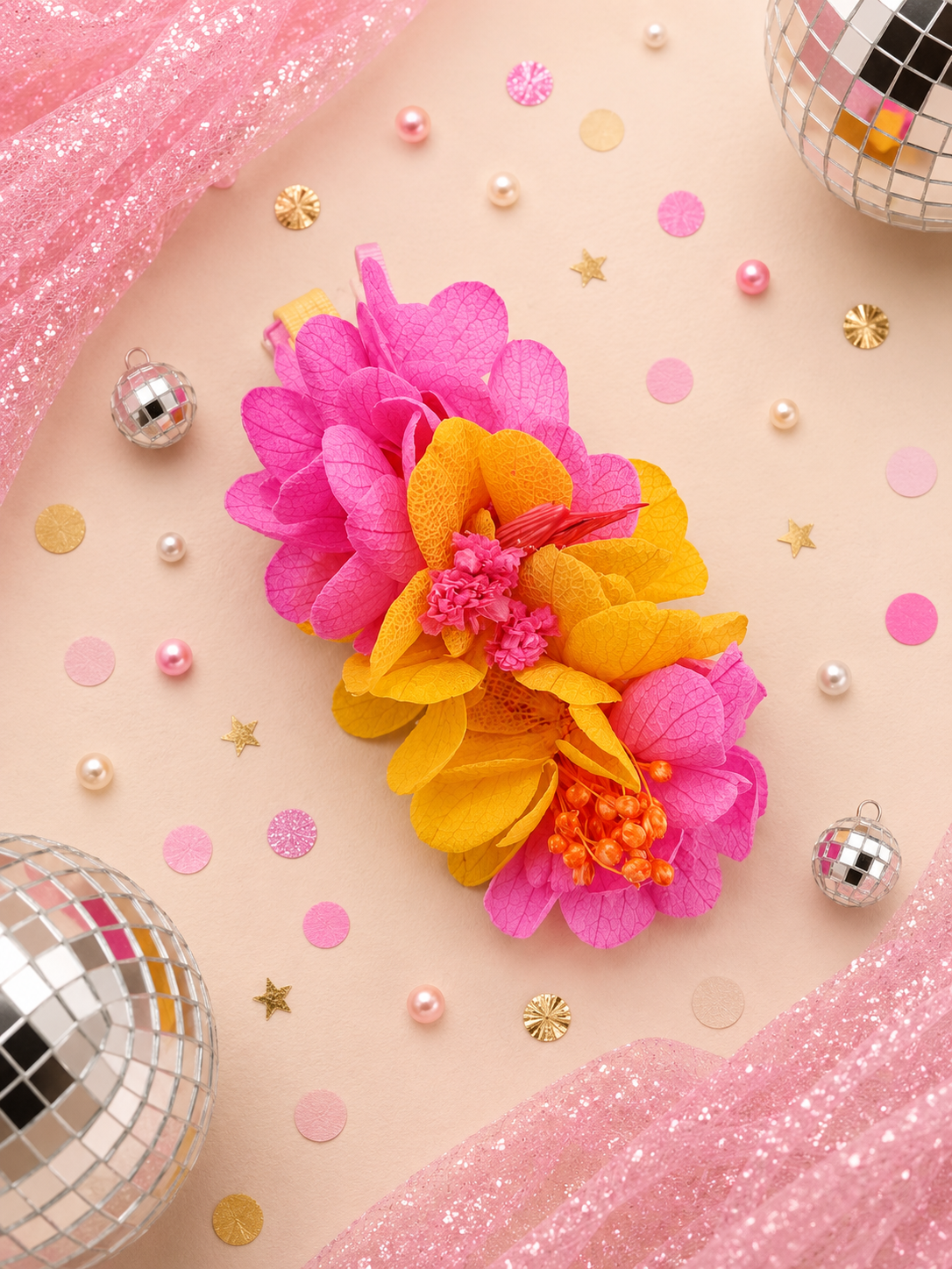 Barrette crocodile 7cm en hortensia stabilise fuchsia jaune et baies orange pour coiffure de mariage
