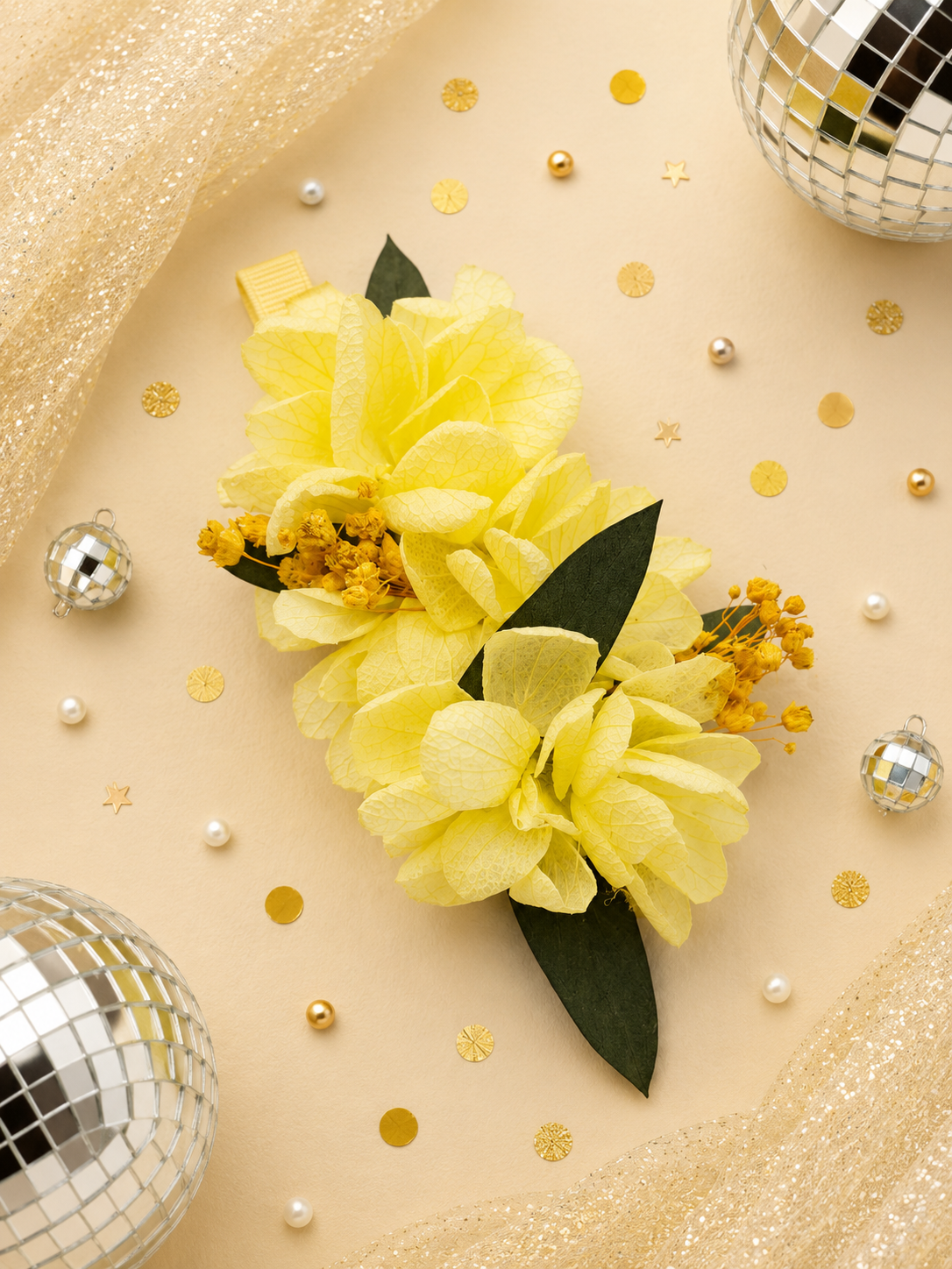 Barrette crocodile 7cm en hortensia stabilise jaune pastel gypsophile moutarde et feuillage vert pour coiffure de mariage