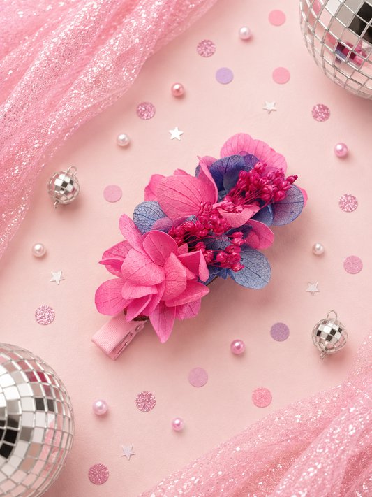 Barrette crocodile 7cm en hortensia stabilise fuchsia bleu violet et baies roses pour coiffure de mariage