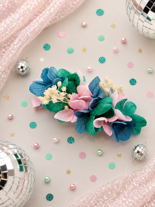 Barrette crocodile 7cm en hortensia stabilise bleu roy vert emeraude rose poudre et gypsophile pour coiffure de mariage