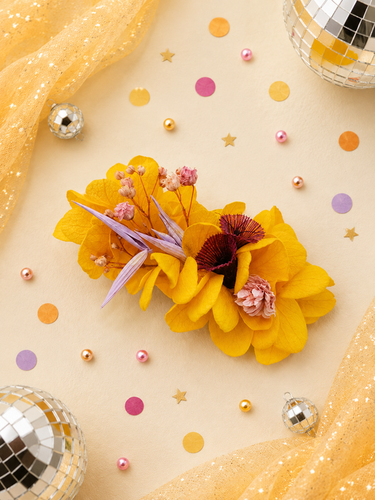 Barrette crocodile 7cm en hortensia stabilise jaune moutarde brins lilas et gypsophile rose pour coiffure de mariage