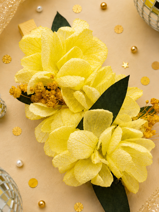 Barrette crocodile 7cm en hortensia stabilise jaune pastel gypsophile moutarde et feuillage vert pour coiffure de mariage