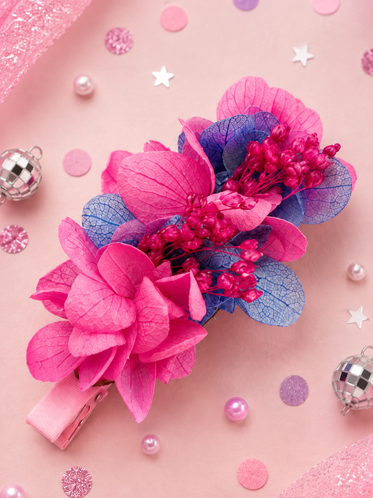 Barrette crocodile 7cm en hortensia stabilise fuchsia bleu violet et baies roses pour coiffure de mariage