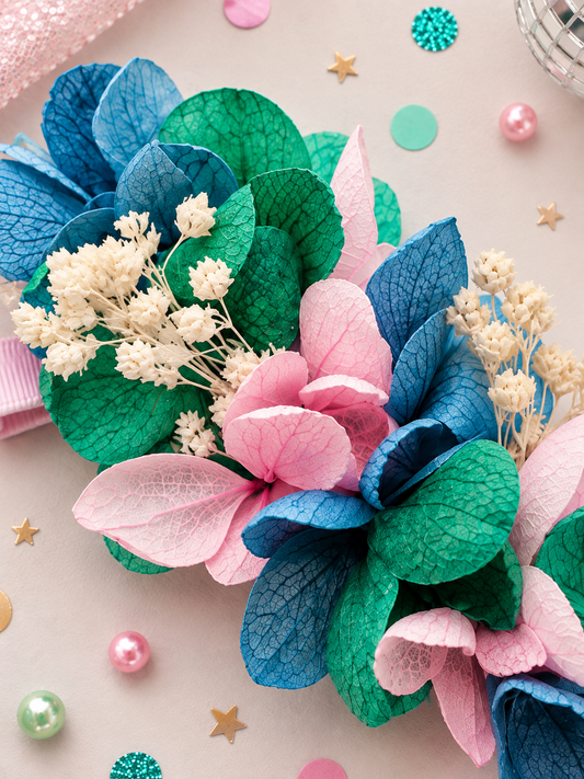 Barrette crocodile 7cm en hortensia stabilise bleu roy vert emeraude rose poudre et gypsophile pour coiffure de mariage