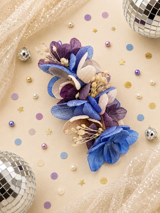 Barrette crocodile 7cm en hortensia stabilise bleu roy violet nude et fleurs sechees pour coiffure de mariage