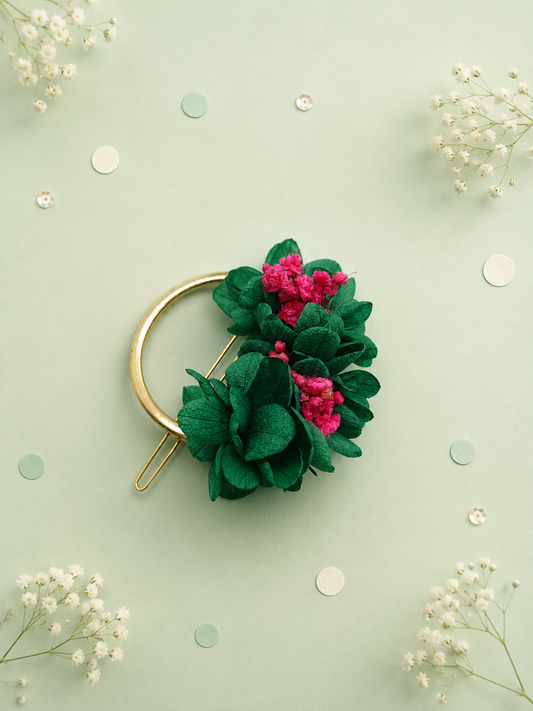 Barrette circulaire doree avec fleurs stabilisees aux teintes vert emeraude et fuchsia pour mariage