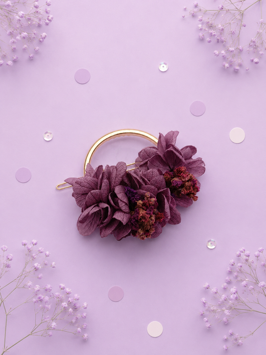 Barrette circulaire doree avec fleurs stabilisees aux teintes violet et prune pour mariage