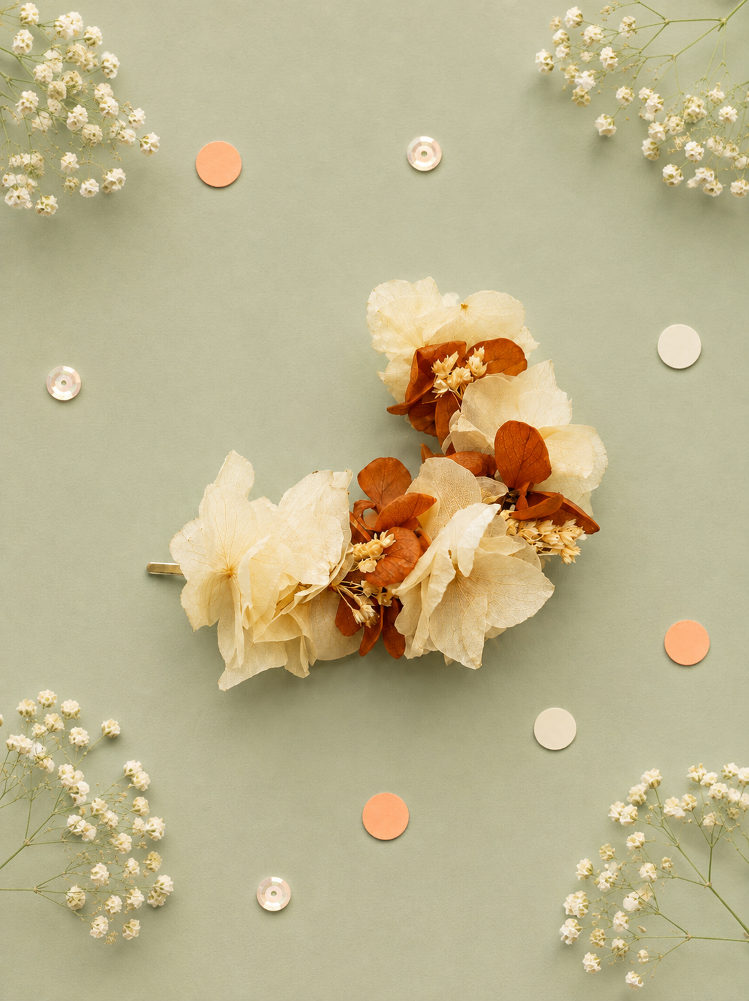 Barrette doree avec fleurs stabilisees aux teintes blanc ivoire et terracotta pour mariage