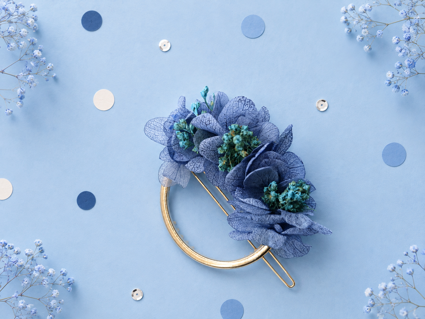 Barrette circulaire doree avec fleurs stabilisees aux teintes bleu et turquoise pour mariage