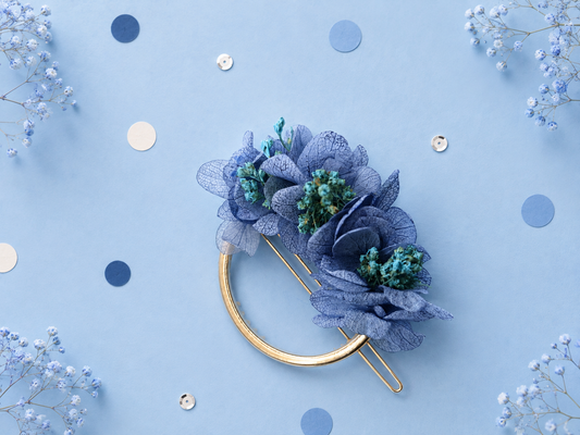 Barrette circulaire doree avec fleurs stabilisees aux teintes bleu et turquoise pour mariage